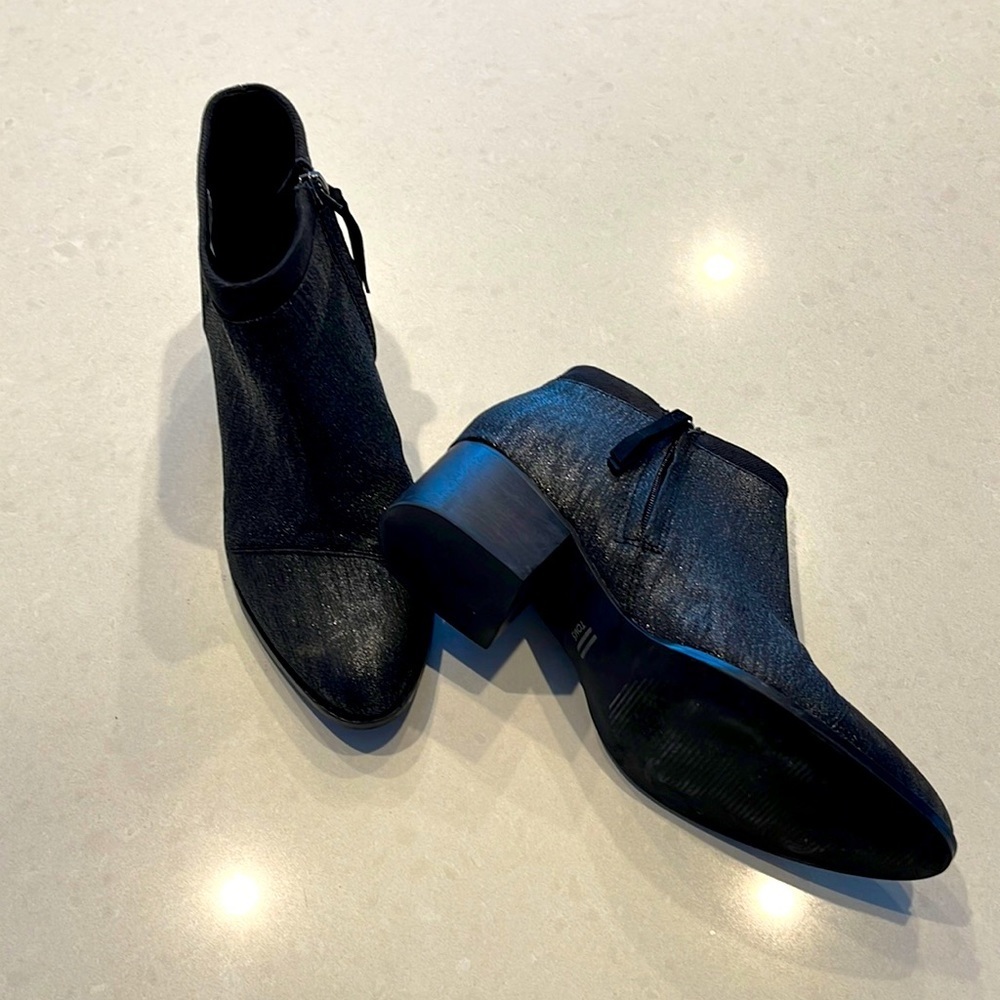 TOMS Women’s boots size 8 excellent shape,  black silver metallic.
